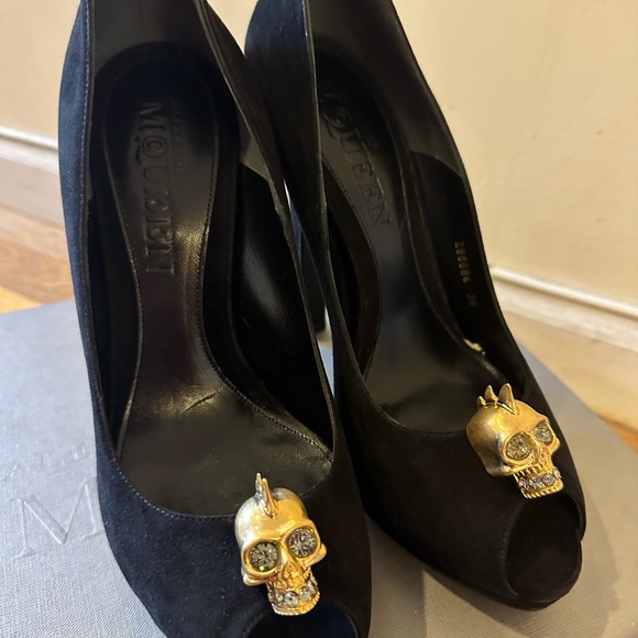 Alexander McQueen Black Suede Skull Heels - Picture 3 of 11